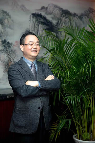 快過刀，準超尺，亮勝光，激光正成為21世紀最為矚目的高新技術(shù)之一