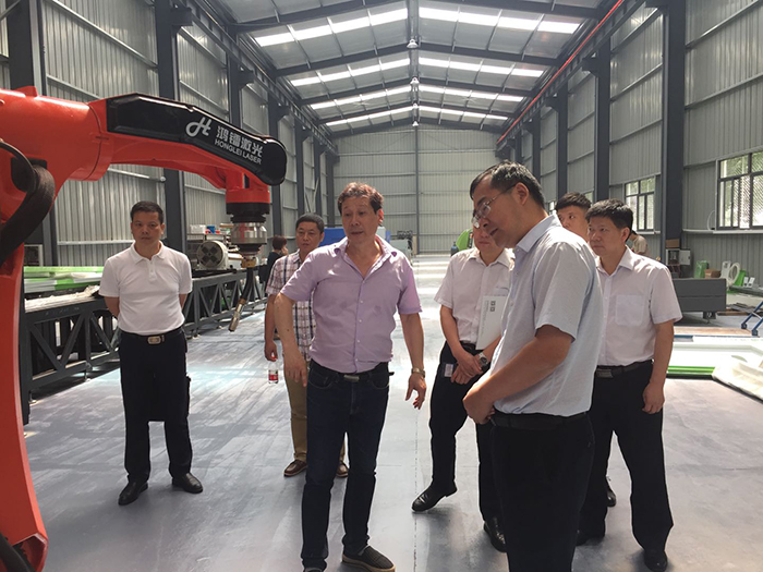 大冶市委常委、組織部長秦遵懷同志一行蒞臨新特光電考察