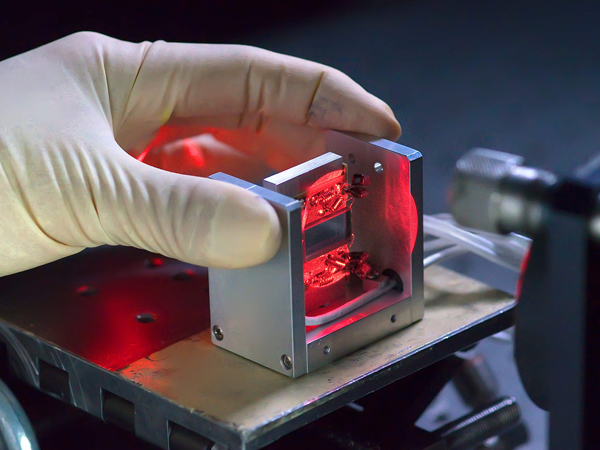 調(diào)Q激光器——依靠Q開關(guān)的方法發(fā)射光脈沖的激光器