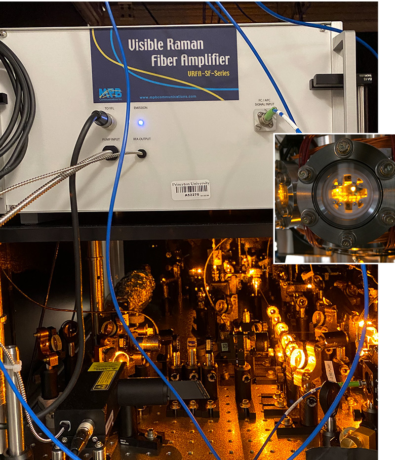 懸浮在真空室內(nèi)的超冷鈉原子云，使用 RFA 激光器主動進行激光冷卻。
