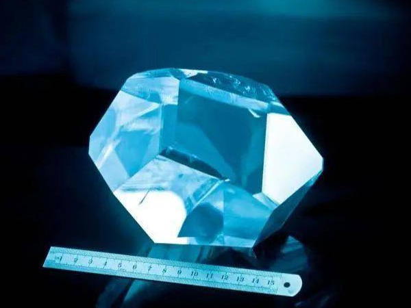 LBO晶體的 10 個基本方面：其特性、應(yīng)用和制造的詳細(xì)指南