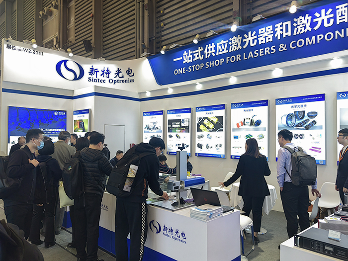 新特光電工作人員態(tài)度熱情、專業(yè)、耐心地向觀眾們講解產(chǎn)品的性能參數(shù)