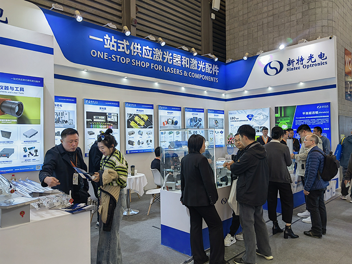 新特光電工作人員態(tài)度熱情、專業(yè)、耐心地向觀眾們講解產(chǎn)品的性能參數(shù)