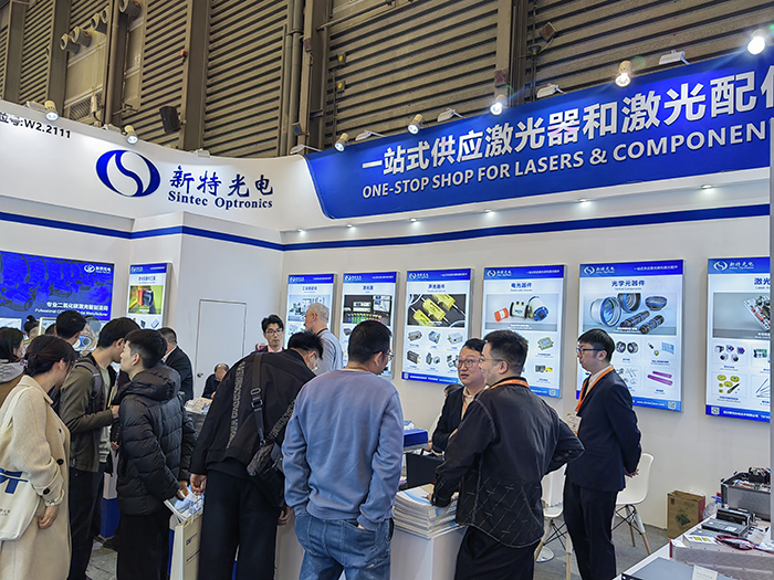 新特光電工作人員態(tài)度熱情、專業(yè)、耐心地向觀眾們講解產(chǎn)品的性能參數(shù)