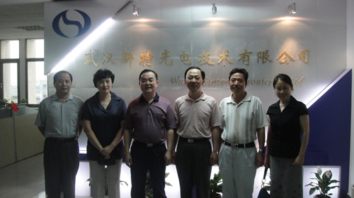 湖北省僑聯(lián)謝余卡主席率領副主席何光源、劉文華、王愛民和副巡視員羅連運來新特光電調(diào)研